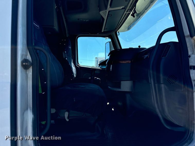image for item DV5776 2009 Volvo  VNL semi truck