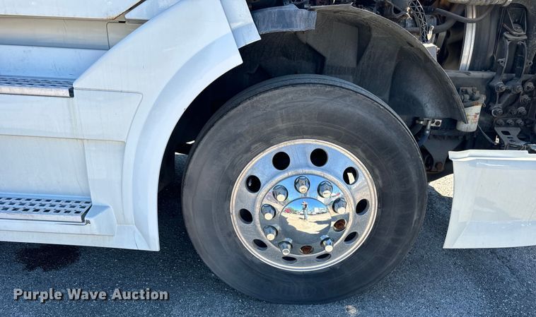 image for item DV5776 2009 Volvo  VNL semi truck