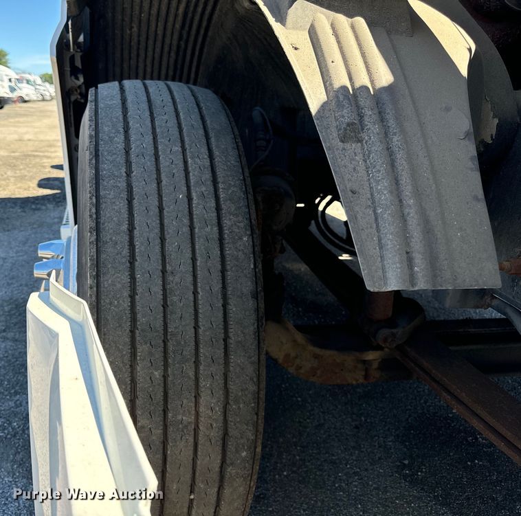 image for item DV5776 2009 Volvo  VNL semi truck