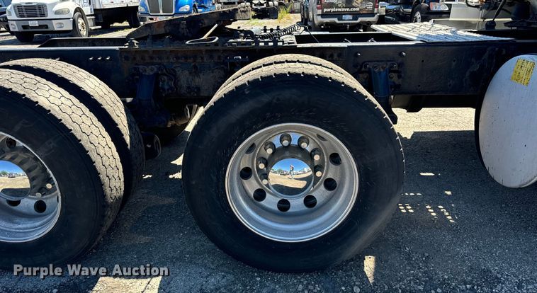 image for item DV5776 2009 Volvo  VNL semi truck