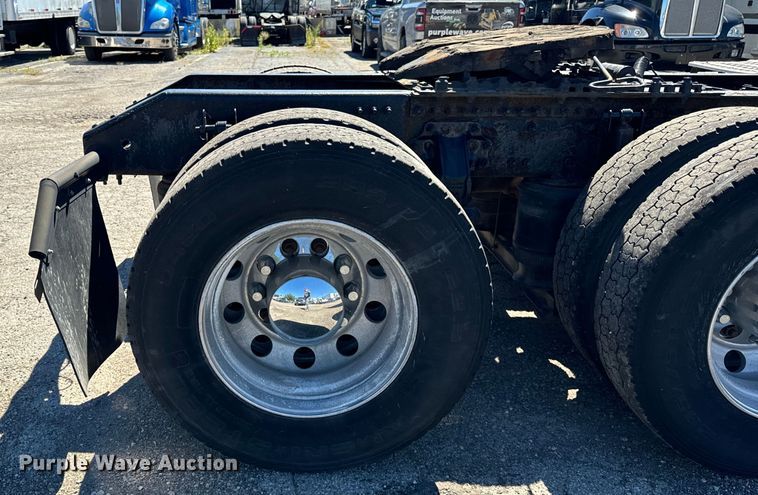 image for item DV5776 2009 Volvo  VNL semi truck