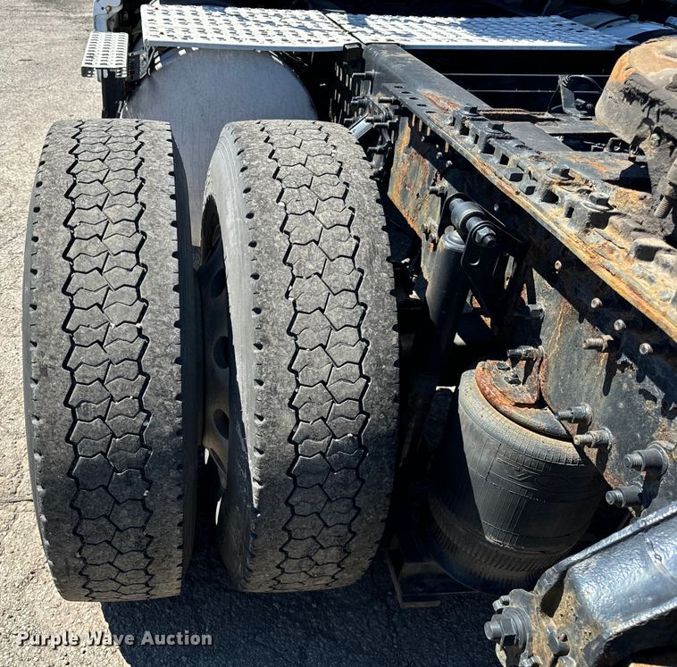 image for item DV5776 2009 Volvo  VNL semi truck