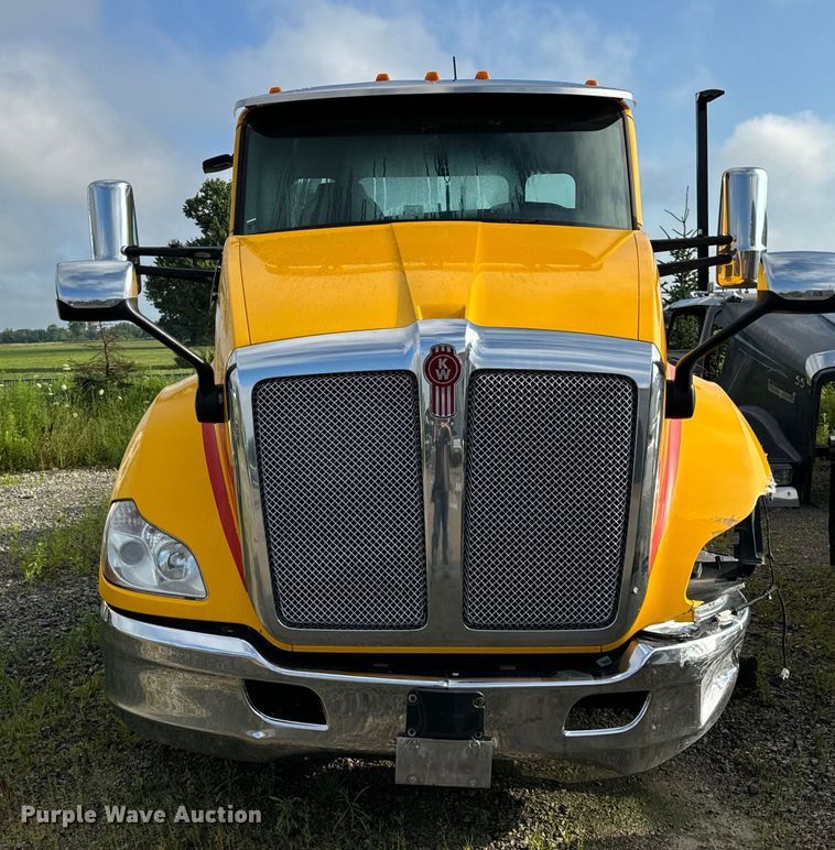 image for item DV5787 2020 Kenworth  T680 semi truck