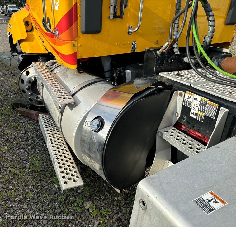 image for item DV5787 2020 Kenworth  T680 semi truck