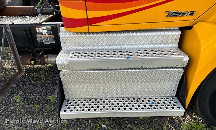 image for item DV5787 2020 Kenworth  T680 semi truck