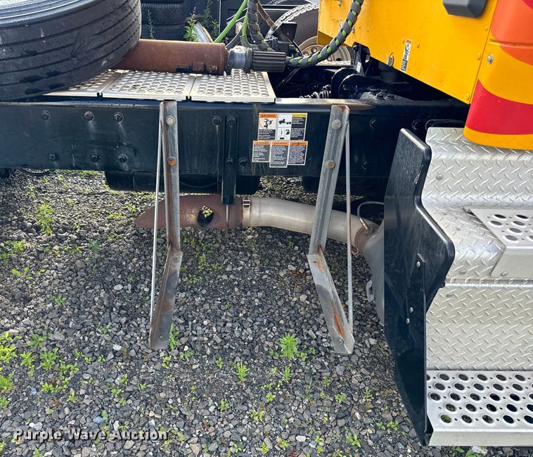 image for item DV5787 2020 Kenworth  T680 semi truck