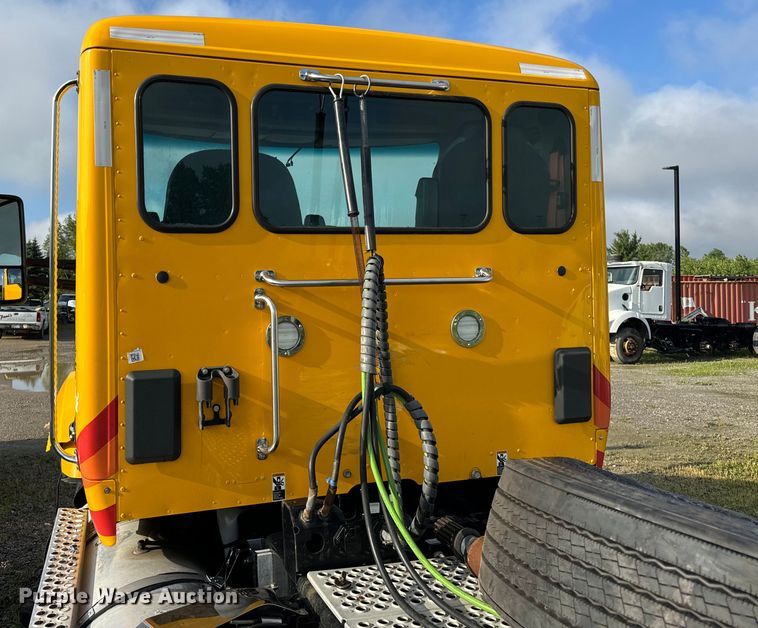 image for item DV5787 2020 Kenworth  T680 semi truck