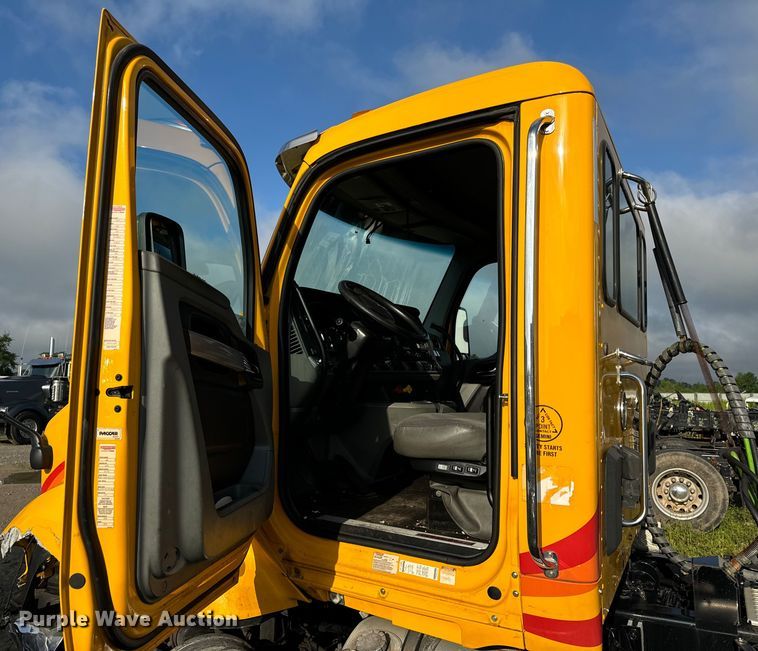 image for item DV5787 2020 Kenworth  T680 semi truck