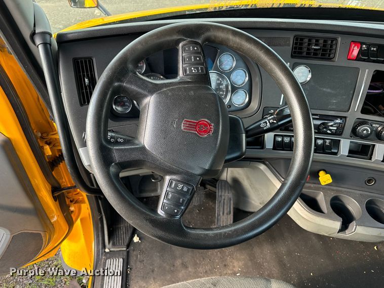 image for item DV5787 2020 Kenworth  T680 semi truck