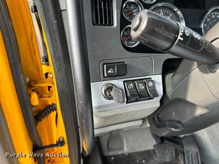 image for item DV5787 2020 Kenworth  T680 semi truck