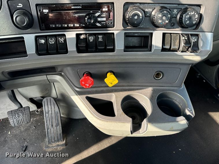 image for item DV5787 2020 Kenworth  T680 semi truck