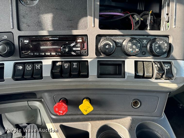 image for item DV5787 2020 Kenworth  T680 semi truck