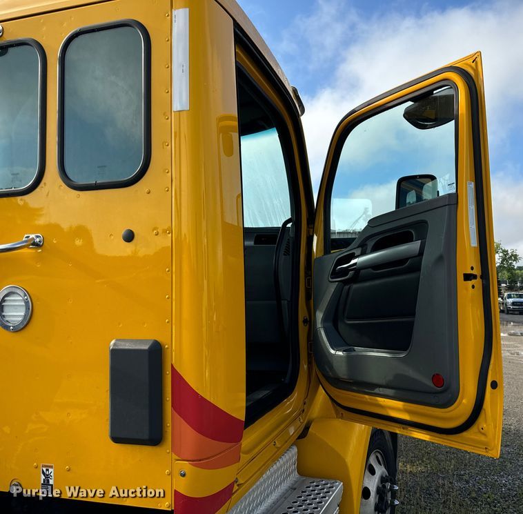 image for item DV5787 2020 Kenworth  T680 semi truck