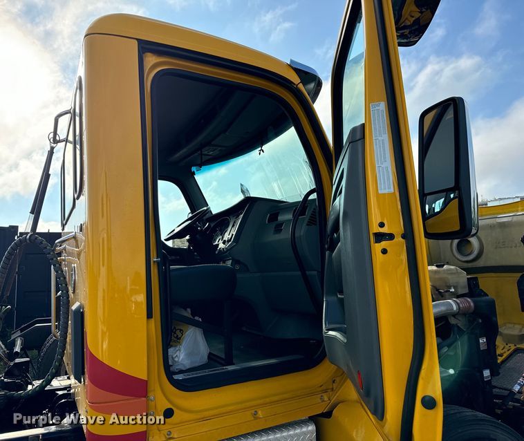 image for item DV5787 2020 Kenworth  T680 semi truck