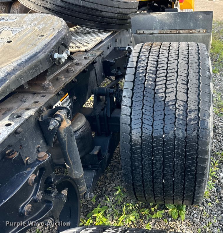 image for item DV5787 2020 Kenworth  T680 semi truck