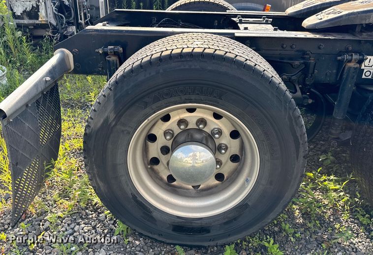 image for item DV5787 2020 Kenworth  T680 semi truck