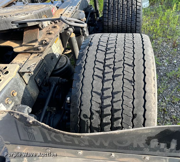 image for item DV5787 2020 Kenworth  T680 semi truck