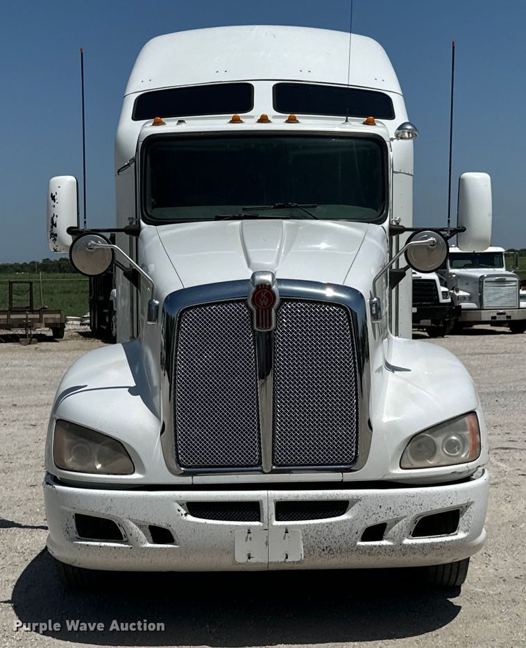 image for item DX0850 2013 Kenworth T660 semi truck
