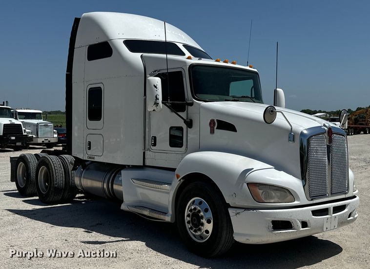 image for item DX0850 2013 Kenworth T660 semi truck
