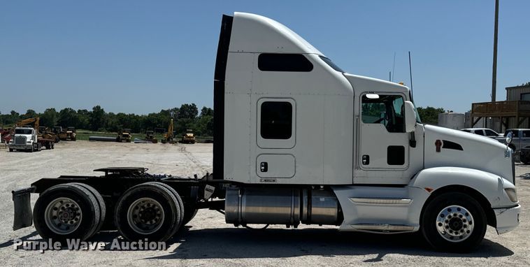 image for item DX0850 2013 Kenworth T660 semi truck