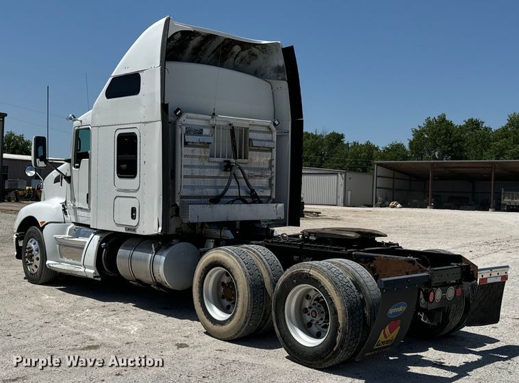 image for item DX0850 2013 Kenworth T660 semi truck