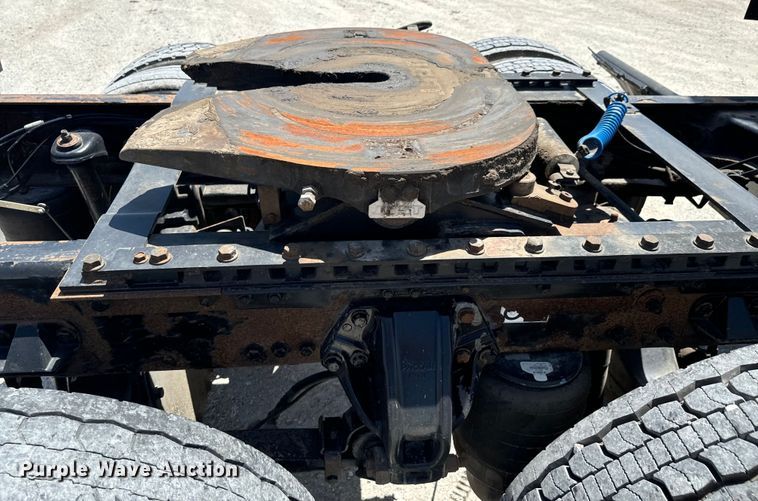 image for item DX0850 2013 Kenworth T660 semi truck