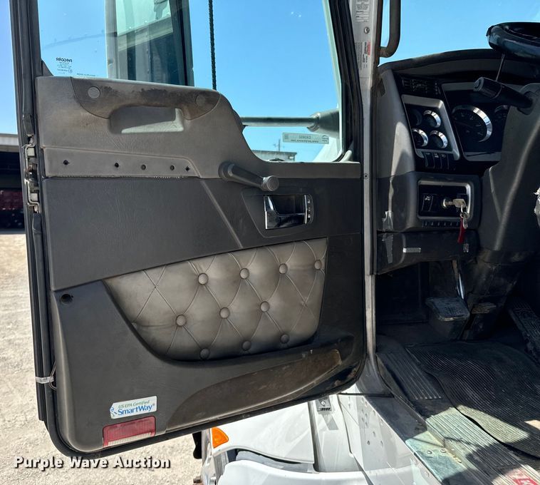 image for item DX0850 2013 Kenworth T660 semi truck