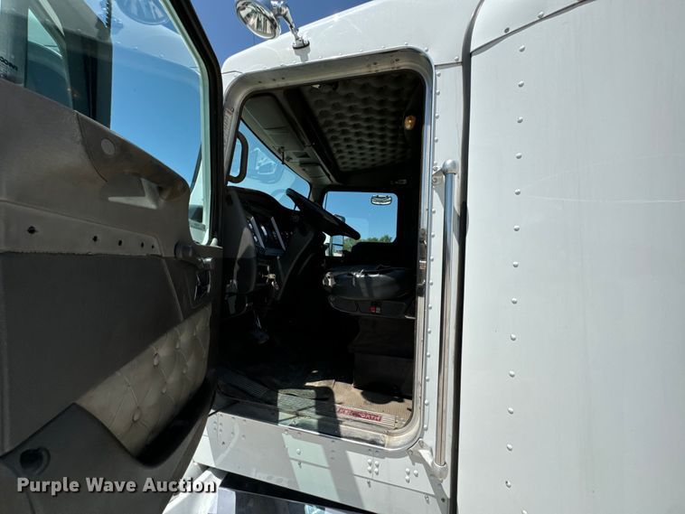 image for item DX0850 2013 Kenworth T660 semi truck