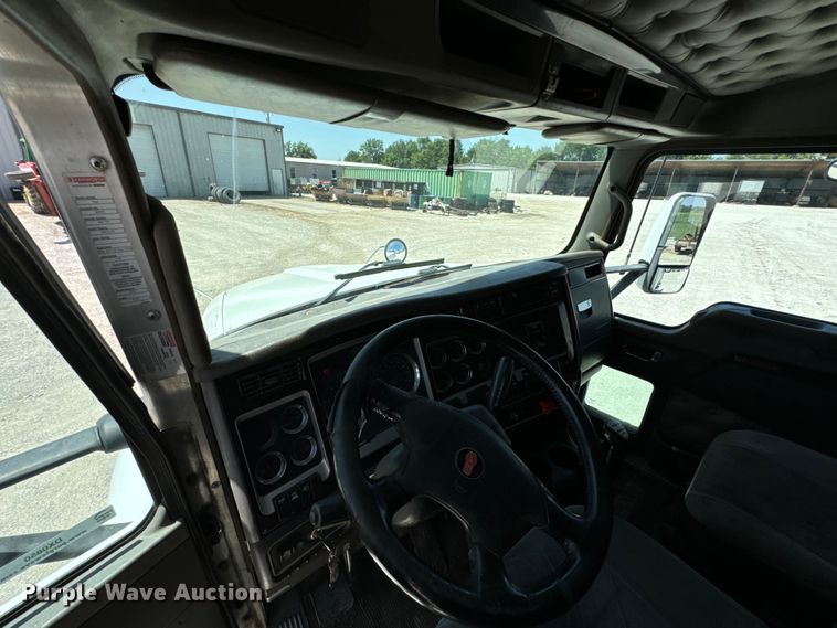image for item DX0850 2013 Kenworth T660 semi truck