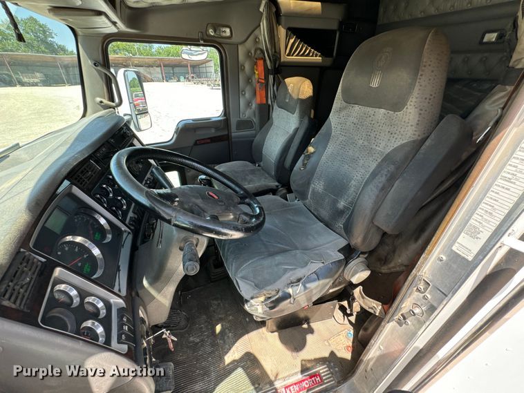 image for item DX0850 2013 Kenworth T660 semi truck