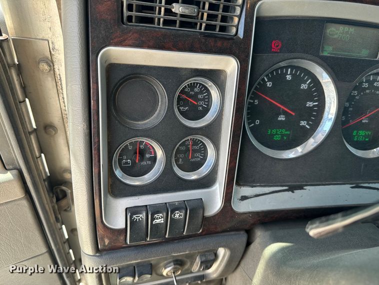 image for item DX0850 2013 Kenworth T660 semi truck