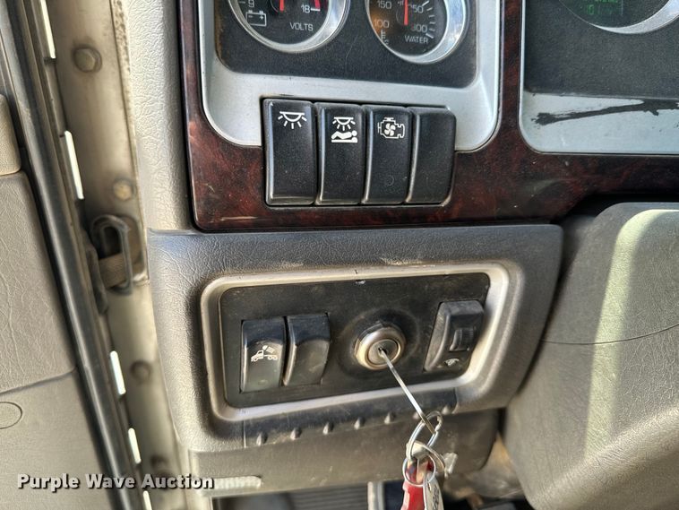 image for item DX0850 2013 Kenworth T660 semi truck