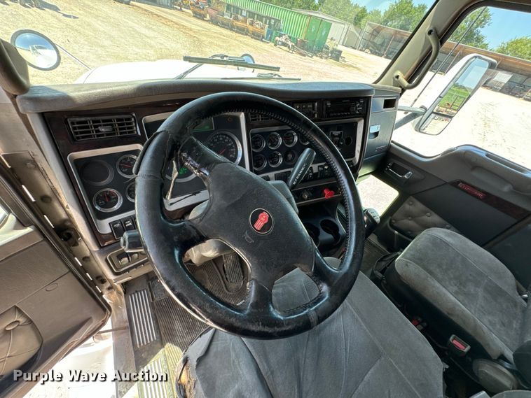 image for item DX0850 2013 Kenworth T660 semi truck