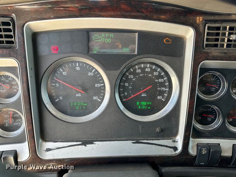 image for item DX0850 2013 Kenworth T660 semi truck