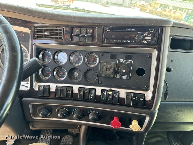 image for item DX0850 2013 Kenworth T660 semi truck