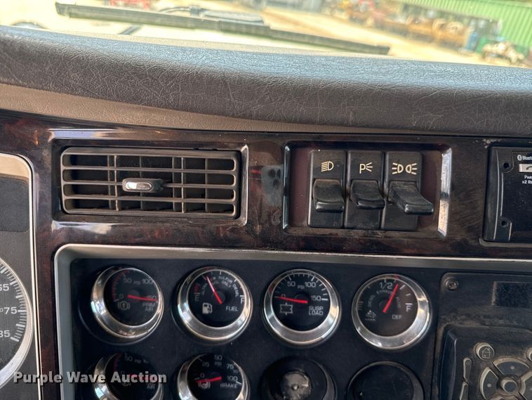 image for item DX0850 2013 Kenworth T660 semi truck