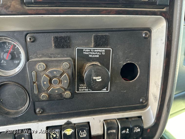 image for item DX0850 2013 Kenworth T660 semi truck