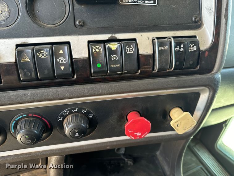 image for item DX0850 2013 Kenworth T660 semi truck