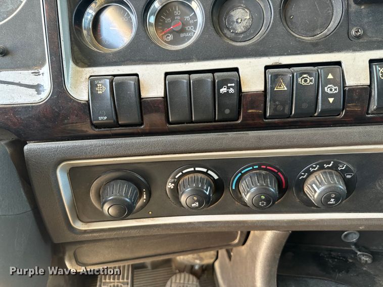 image for item DX0850 2013 Kenworth T660 semi truck