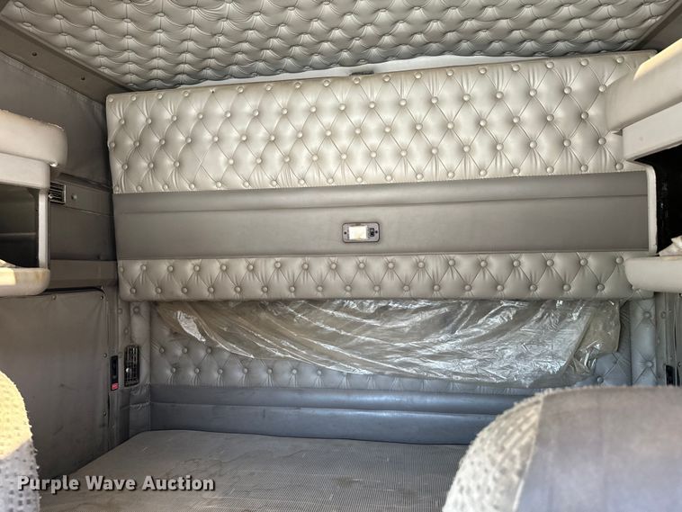 image for item DX0850 2013 Kenworth T660 semi truck