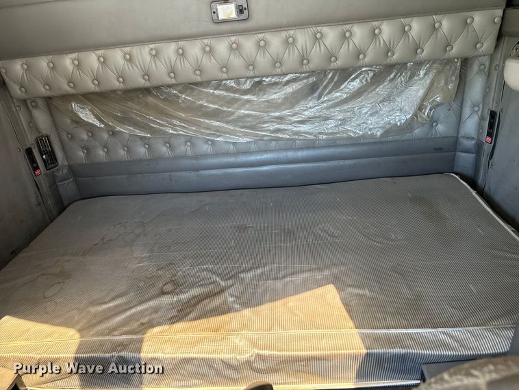 image for item DX0850 2013 Kenworth T660 semi truck