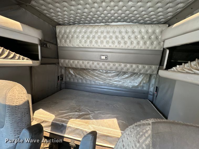 image for item DX0850 2013 Kenworth T660 semi truck