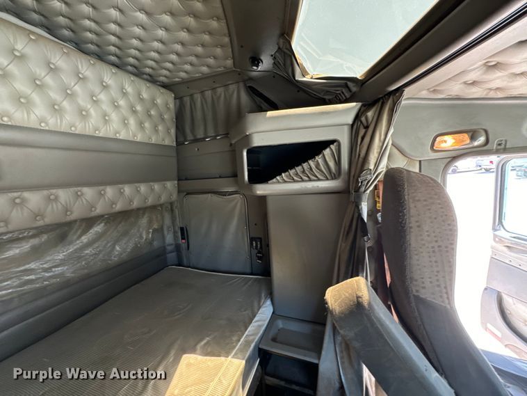 image for item DX0850 2013 Kenworth T660 semi truck