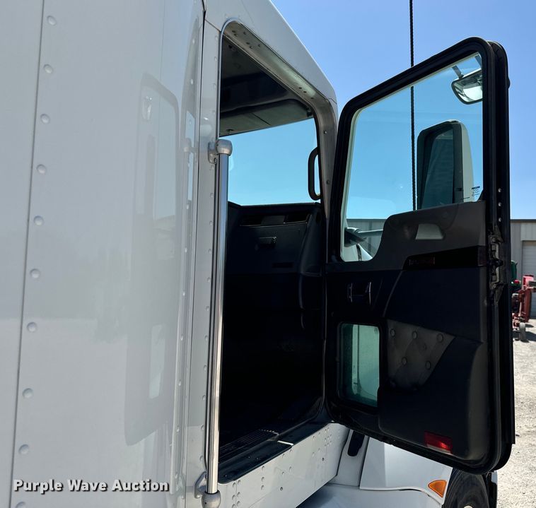 image for item DX0850 2013 Kenworth T660 semi truck