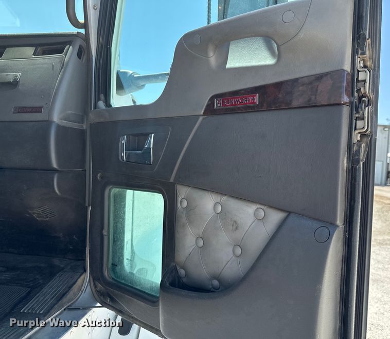 image for item DX0850 2013 Kenworth T660 semi truck