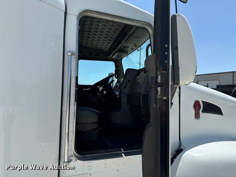 image for item DX0850 2013 Kenworth T660 semi truck