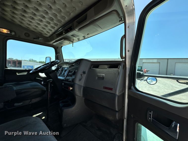 image for item DX0850 2013 Kenworth T660 semi truck