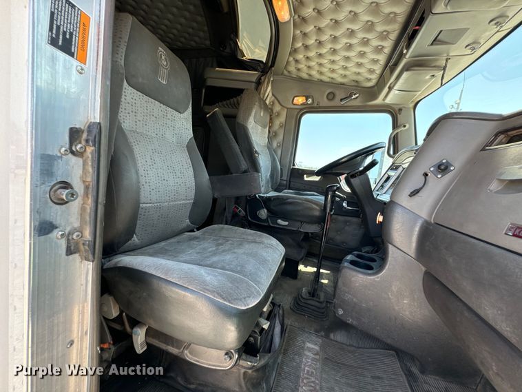 image for item DX0850 2013 Kenworth T660 semi truck