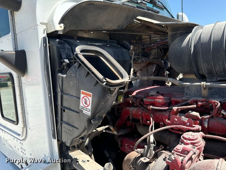 image for item DX0850 2013 Kenworth T660 semi truck