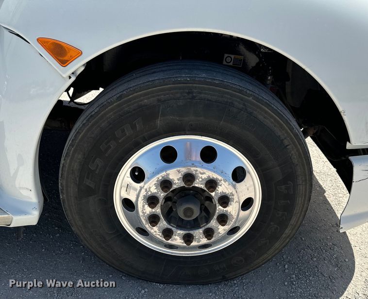 image for item DX0850 2013 Kenworth T660 semi truck